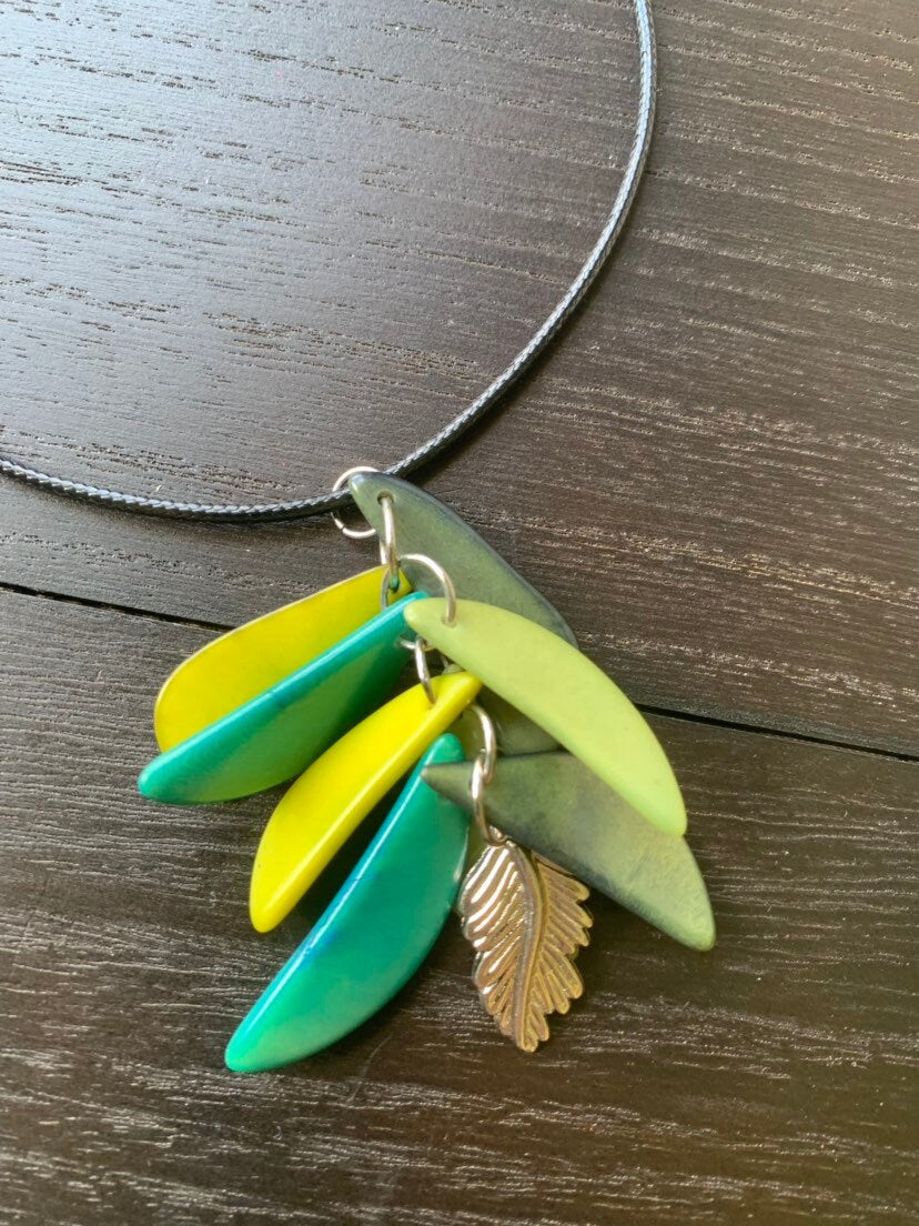 Green leaf necklace Adjustable cord Tagua nut pendant Fall fashion 2025 Wearable art Artisan handmade in Colombia Art to wear Fall fashion