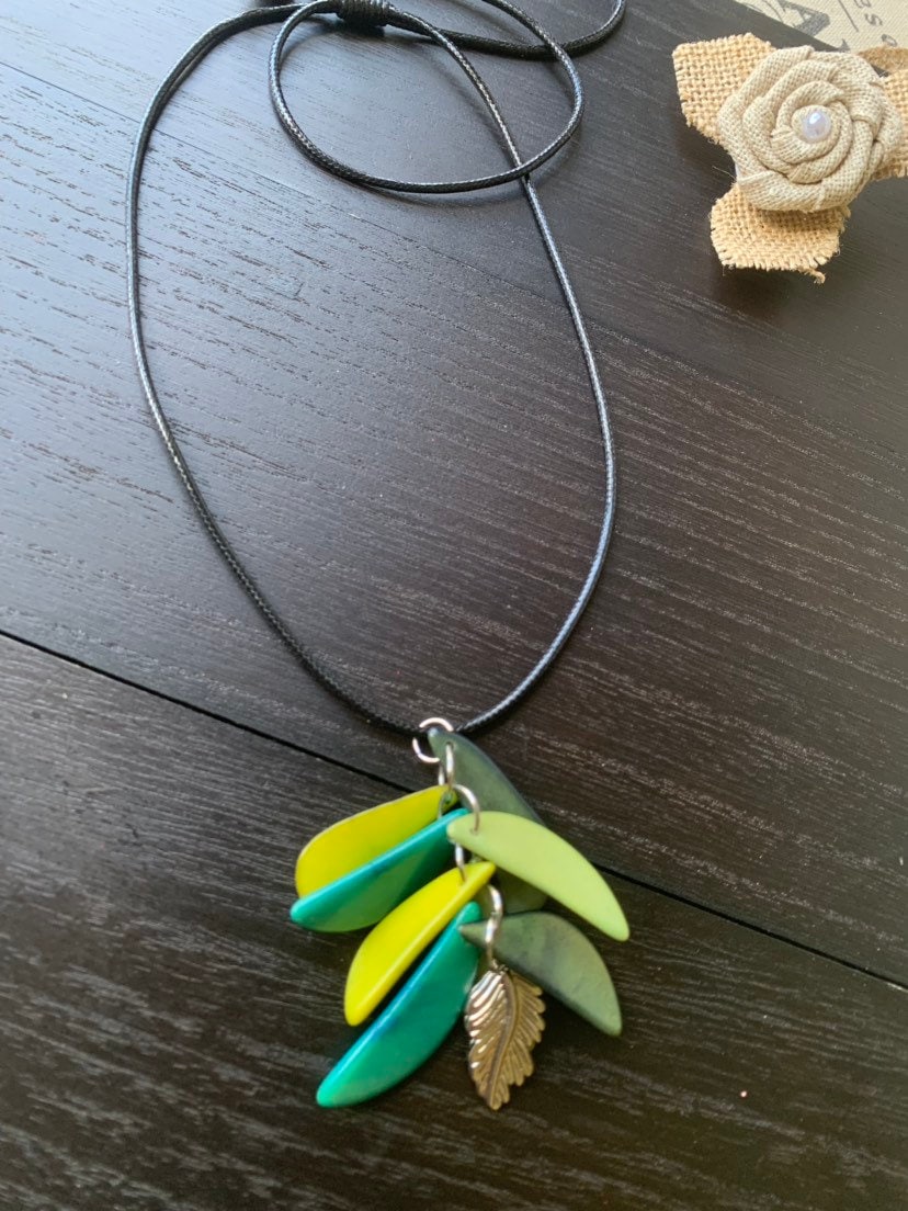 Green leaf necklace Adjustable cord Tagua nut pendant Fall fashion 2025 Wearable art Artisan handmade in Colombia Art to wear Fall fashion