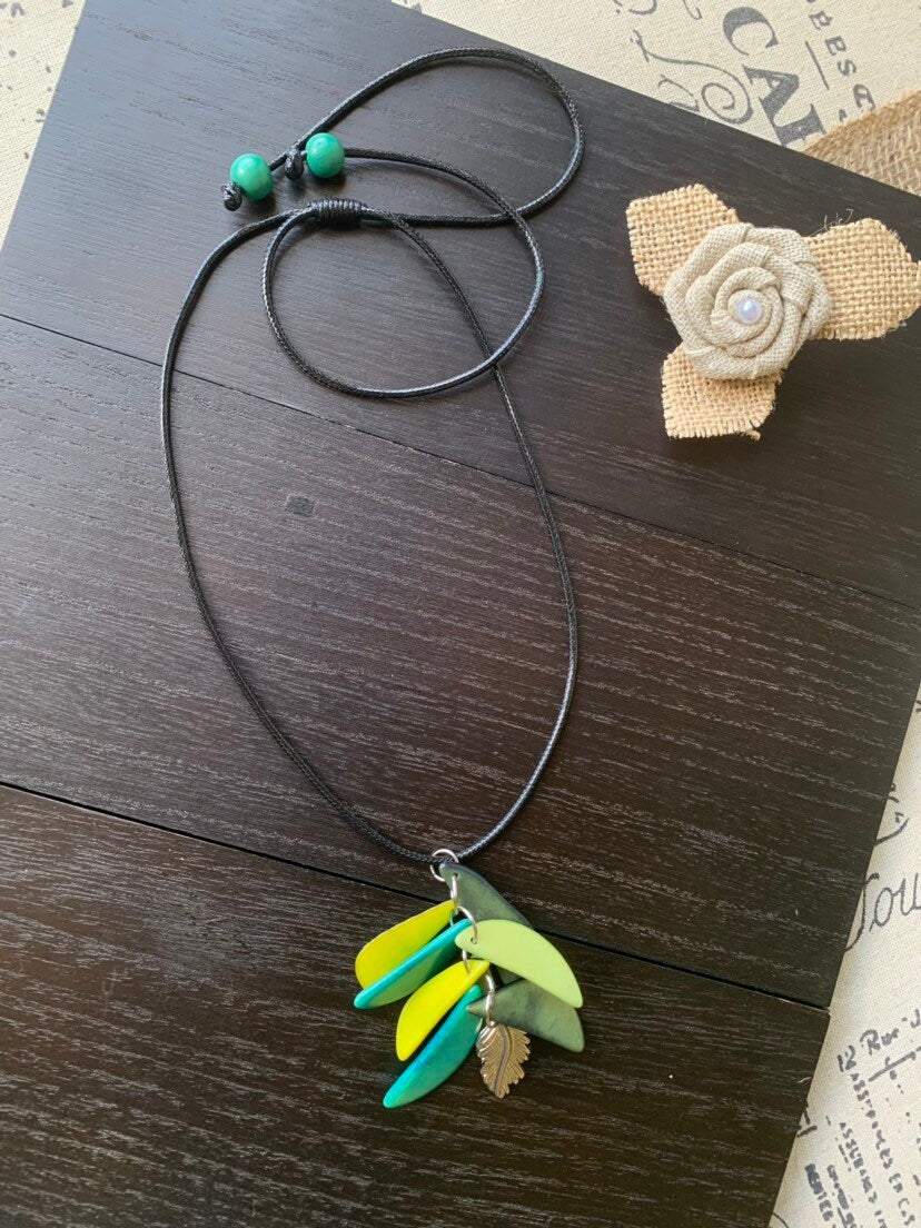 Green leaf necklace Adjustable cord Tagua nut pendant Fall fashion 2025 Wearable art Artisan handmade in Colombia Art to wear Fall fashion