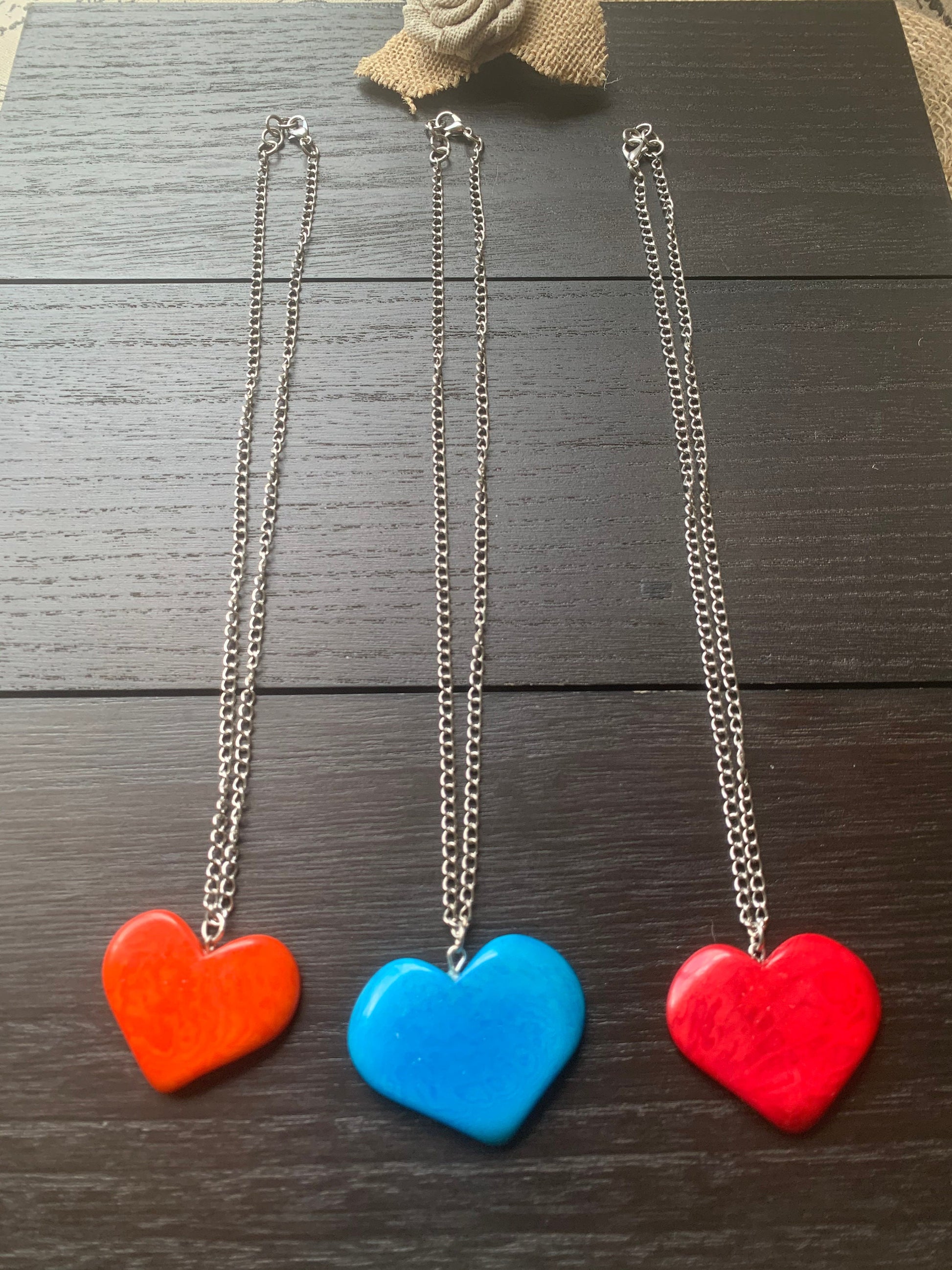 Red heart pendant necklace Fall fashion 2025s Love jewelry Minimalist necklace Artsy gifts Cute pendant Romantic gift for girlfriend