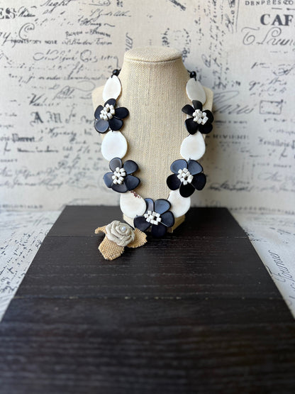 Black and white tagua nut necklace.
Handmade in ecuador.
Gifts for wife mom women.
Galapagos Tagua jewelry.