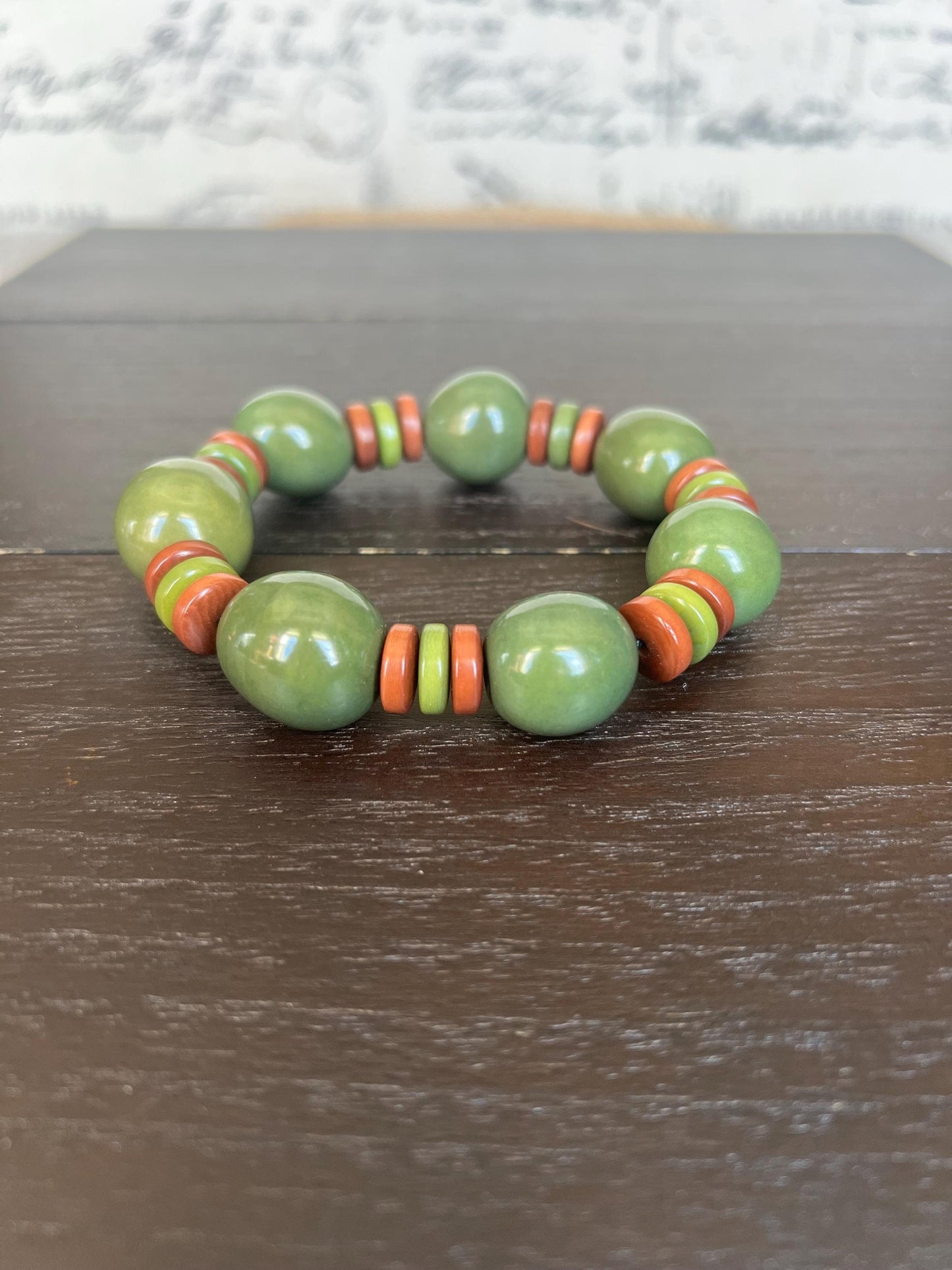 Olive green bracelet.
Elastic stretch bracelet.
Artisan handmade in Ecuador.
Bubblegum beads