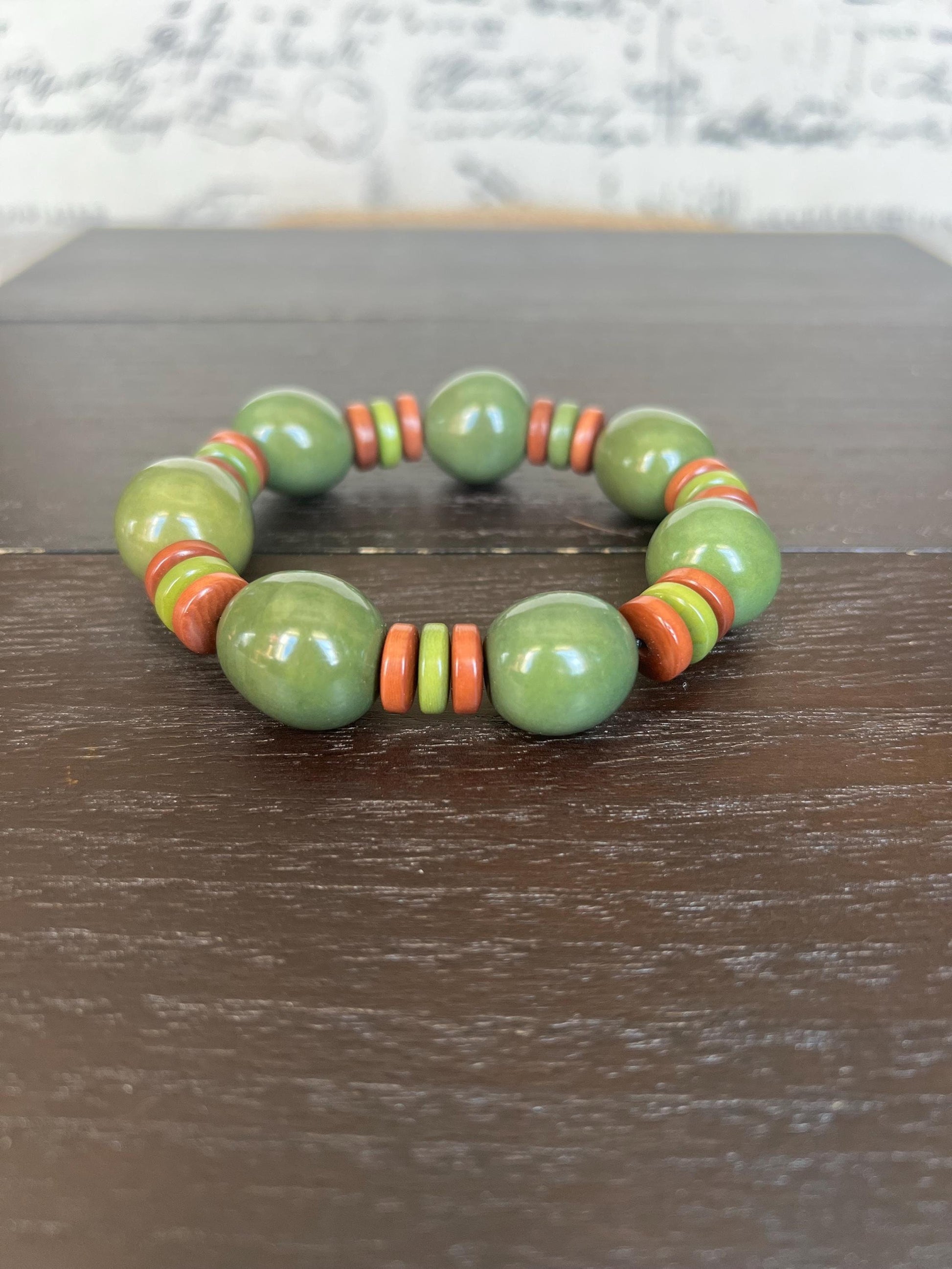 Olive green bracelet.
Elastic stretch bracelet.
Artisan handmade in Ecuador.
Bubblegum beads