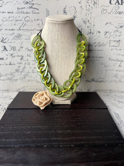 Green tagua nut necklace.
Statement necklace.
Handmade beaded necklace.
Lightweight and adjustable necklace.