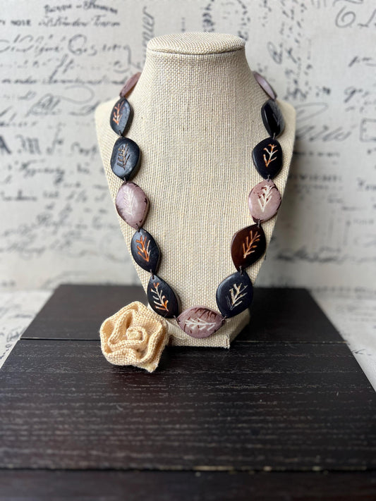 Fall statement necklace.
Beaded handmade necklace.
Leaves necklace. Handmade in Ecuador.