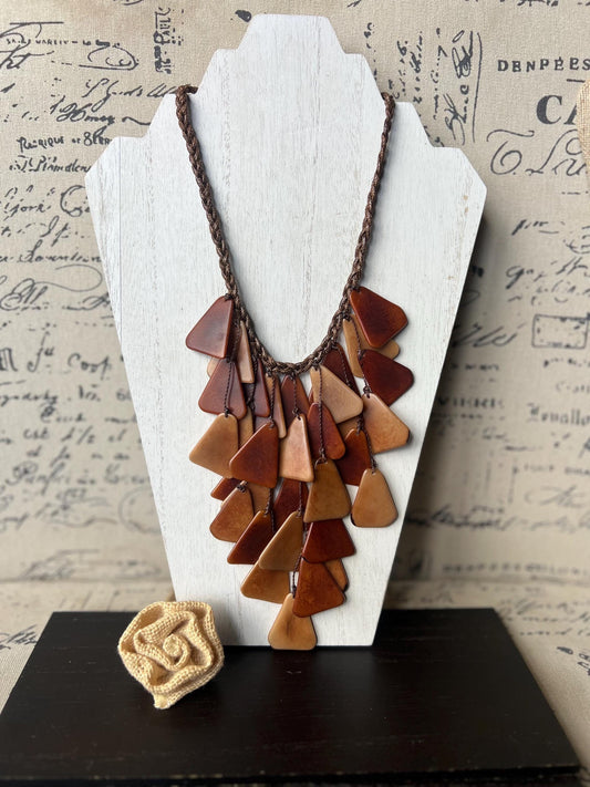 Brown statement necklace.Fall fashion trends
Handmade in ecuador