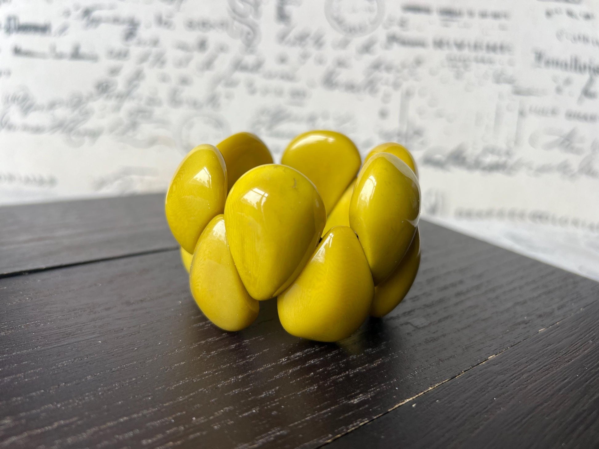 apple green bracelet.
Handmade bracelet.
Statement bracelet.
Tear drop bracelet.
One of a kind
Gifts for women.
Elastic and stretch