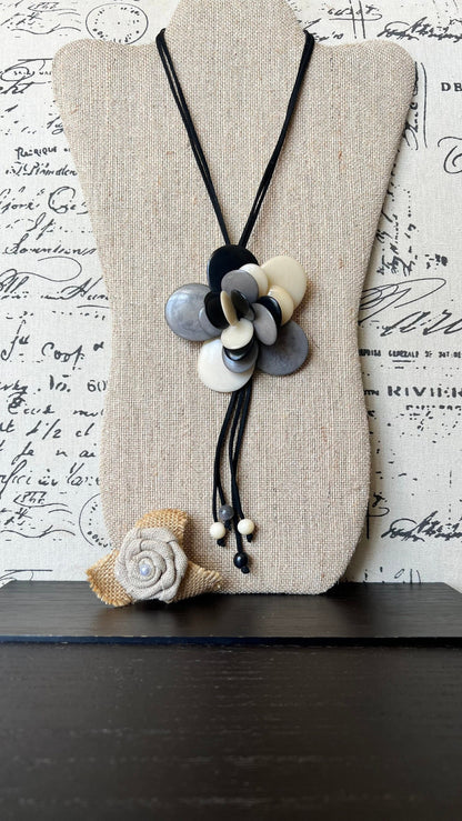 Galapagos tagua.
Tagua nut jewelry.
Beaded necklace.
Floralpendant necklace.
Flower jewelry