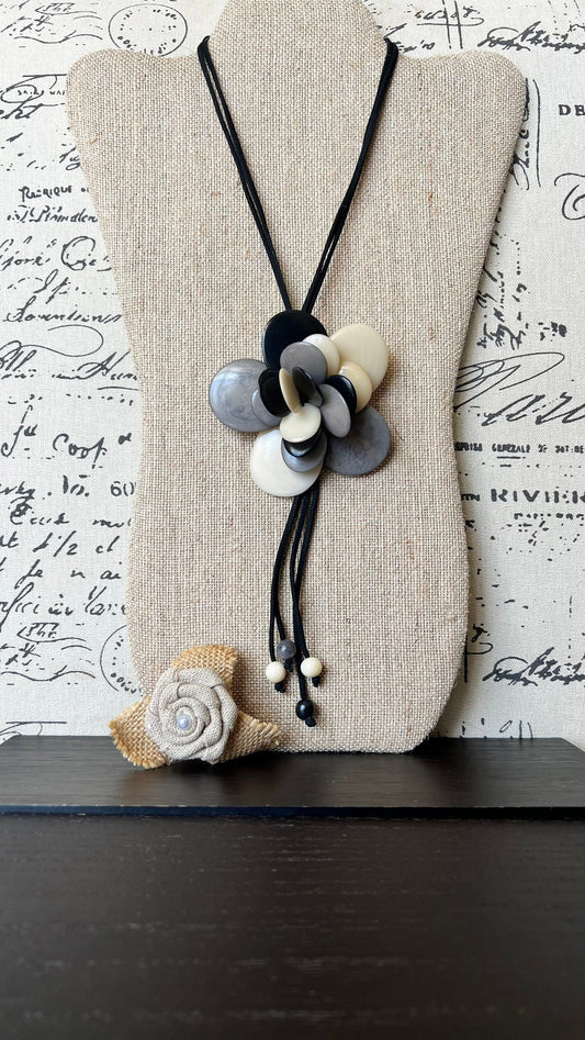 Galapagos tagua.
Tagua nut jewelry.
Beaded necklace.
Floralpendant necklace.
Flower jewelry