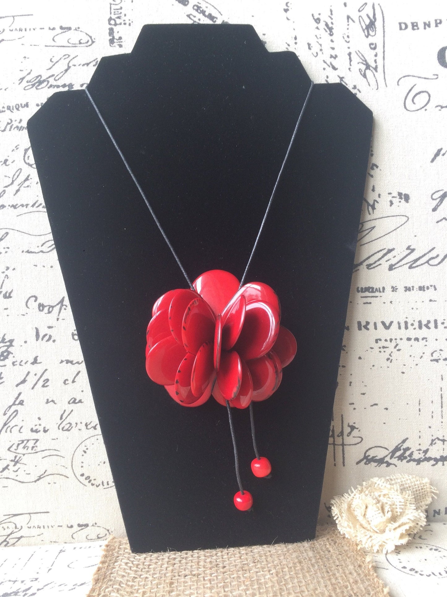 Galapagos tagua.
Red flower necklace.
Floral pendant necklace.
Eco fashion gifts.
Sustainable gifts.