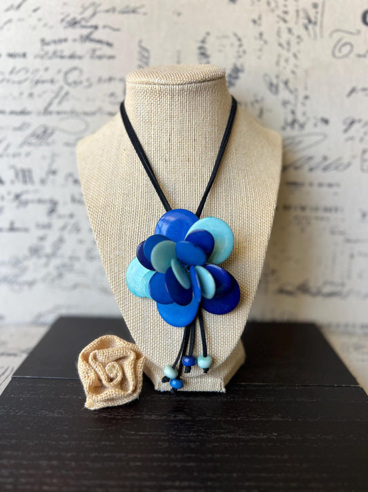 Flower pendant necklace.
Statement pendant necklace.
Floral pendant necklace.
Rose pendant necklace