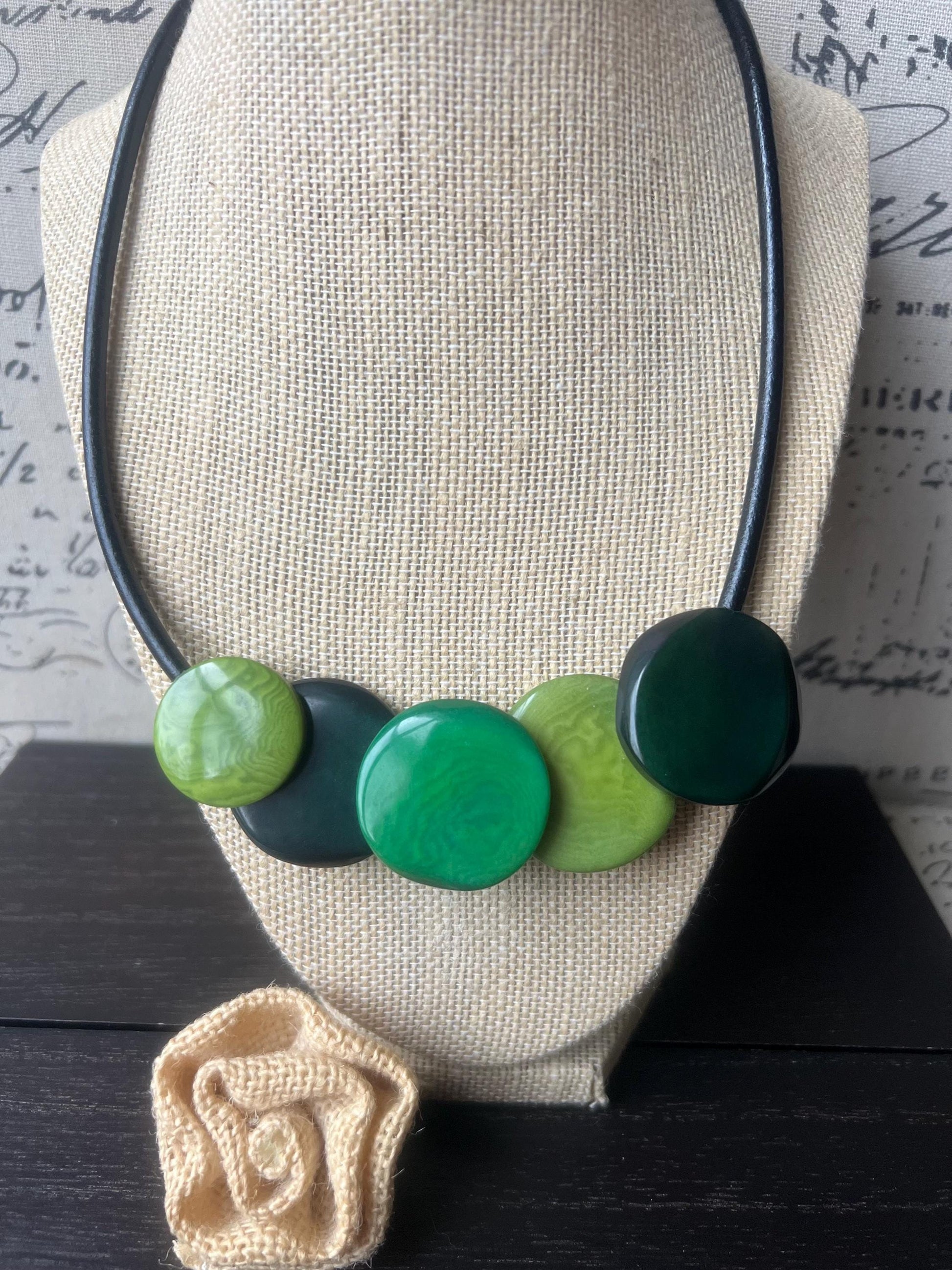 Green disk necklace Tagua jewelry Fall fashion 2025s Geometric necklace womens Beaded green necklace Fashion necklace for women Wearable art