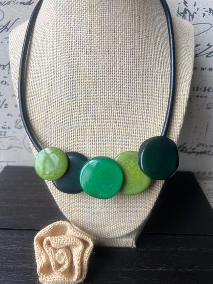Green disk necklace Tagua jewelry Fall fashion 2025s Geometric necklace womens Beaded green necklace Fashion necklace for women Wearable art