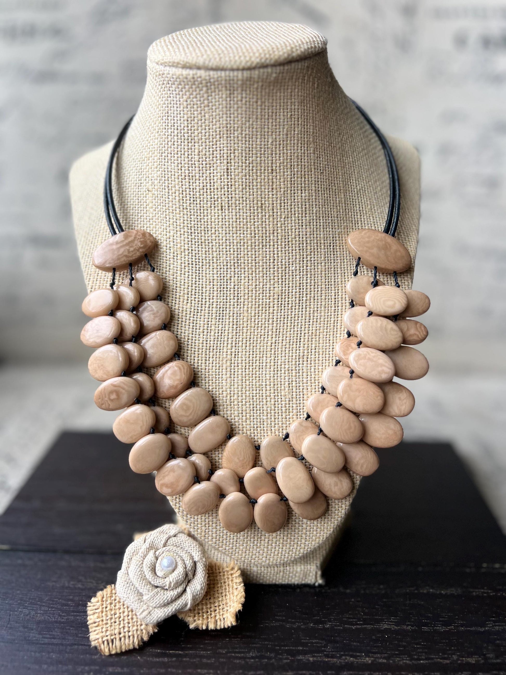 Beige tagua necklace.
Tagua jewelry.
Statement necklace.
handmade beaded necklaces.