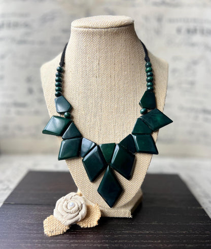 Dark green necklace.
Tagua nut jewelry.
Statement necklace.
Mothers day gifts.
Forrest green handmade necklace.
Bottle green statement necklace.